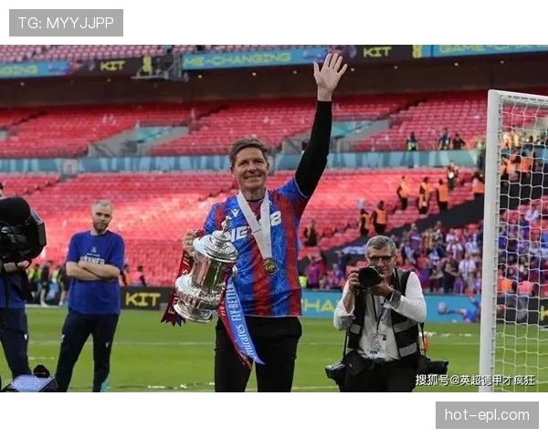 格拉斯纳赛前表态:尽管对手强劲,法兰克福将全力以赴迎战利物浦 格拉斯纳赛前表态:尽管对手强劲,法兰克福将全力以赴迎战利物浦